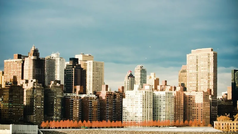 Torres de oficinas de Manhattan vistas desde el río