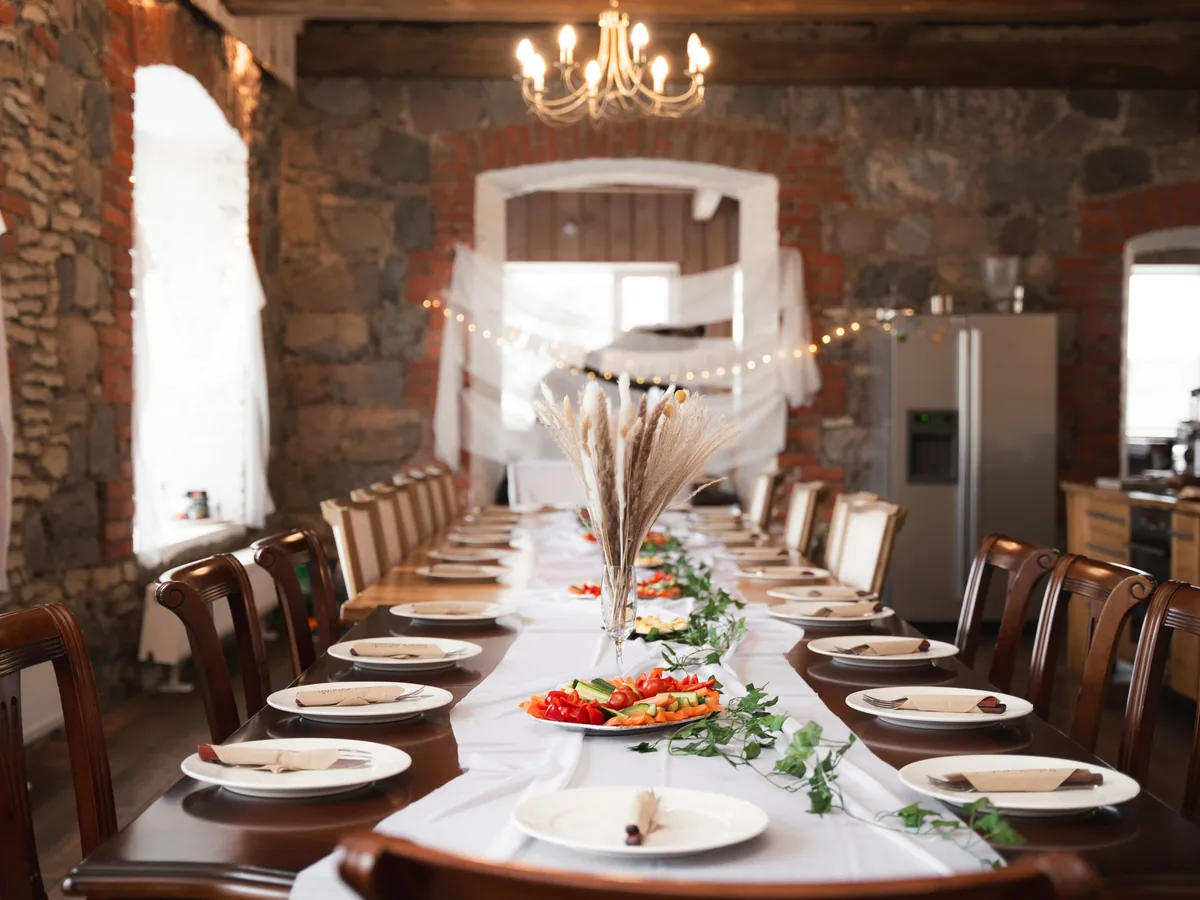 El comedor de piedra en Posada Antawara.